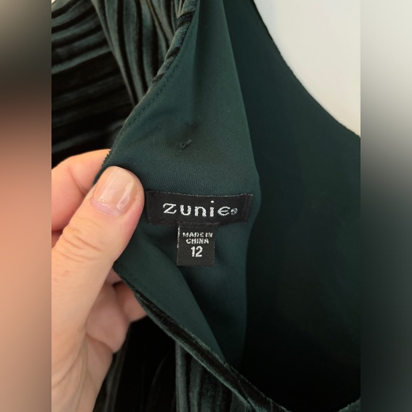 Zunie Kids Flutter Sleeve Green Velvet Jumpsuit bow closure size 12 big kids - Picture 9 of 13